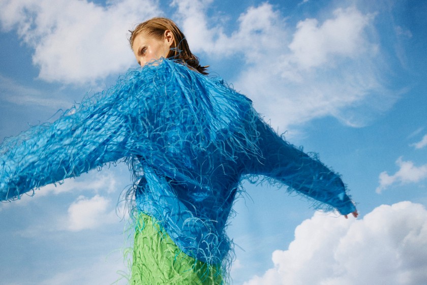 VALENTINO Kapuzenjacke zum Überziehen und weit geschnittene, knielange Shorts,  beides mit Zierfedern. 