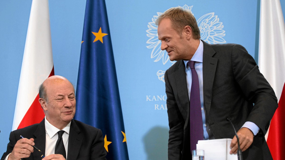 Donald Tusk dementuje doniesienia agencji Reutera, że Jacek Rostowski zostanie zdymisjonowany. Poproszony komentarz w tej sprawie, rzucił do dziennikarzy: "Co wam strzeliło do głowy?" - podaje TVN24. Oświadczył także, że źle się czuje jako komentator plotek.