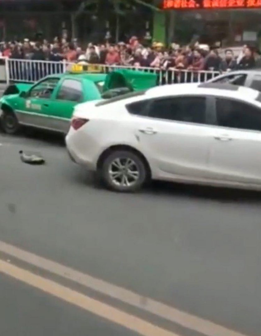 Chiny. Mężczyzna porwał autobus i wjechał w przechodniów. 5 osób nie żyje