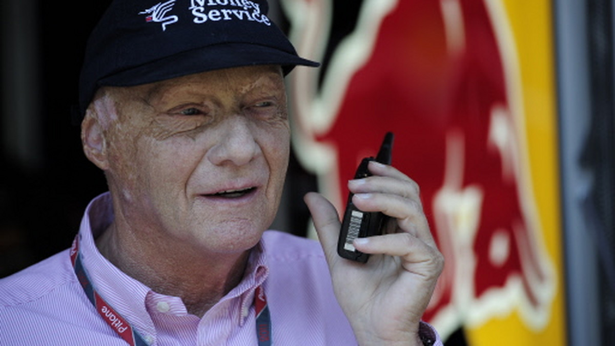 Niki Lauda wezwał władze Międzynarodowej Federacji Samochodowej (FIA) do ukarania Lewisa Hamiltona za niebezpieczne jego zdaniem zachowanie kierowcy McLarena na torze w czasie wyścigów. Były mistrz świata uważa, że jeśli nikt nie zareaguje na postawę Brytyjczyka, w wyniku jego brawury może ostatecznie dojść do tragedii.