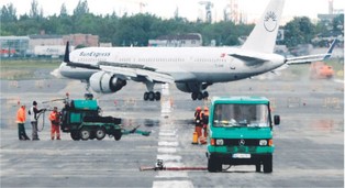 Zagraniczni potentaci w obsłudze naziemnej samolotów wchodzą na Okęcie