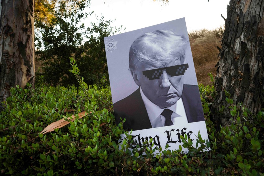 Plakat sa likom Donalda Trampa tokom druge republikanse epredsedničke debate 27. septembra