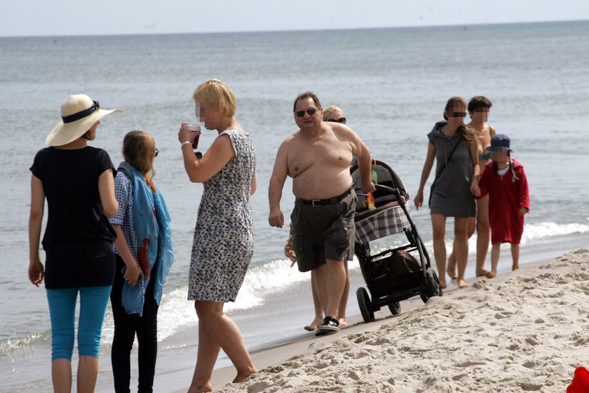 Ryszard Kalisz z żoną Dominiką i synem Ignasiem na plaży