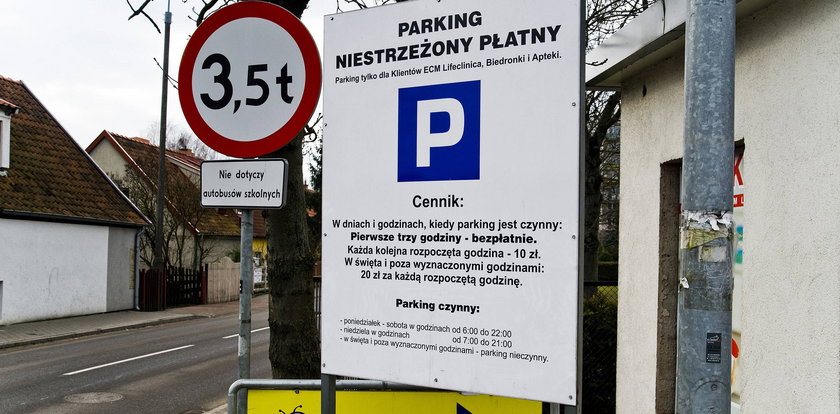 Parkingi grozy przed sklepami. Zakupy mogą kosztować nawet o 200 zł więcej