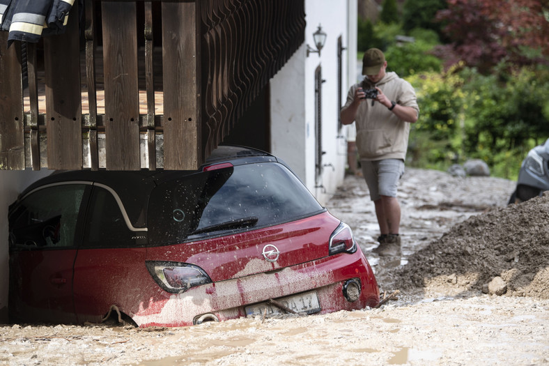 Samochody po powodzi zalewają Polskę. Uwaga na auta z