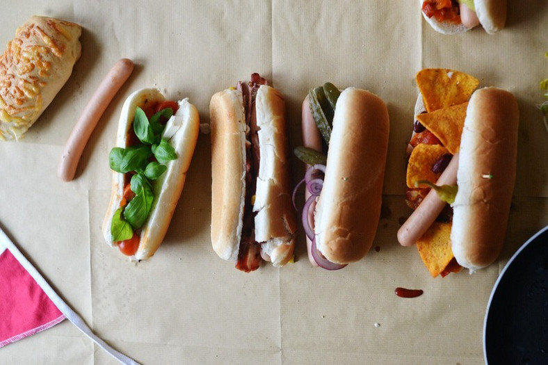 Domowe hot-dogi - jak zrobić? Fot. Zosia Cudny/﻿makecookingeasier.pl﻿