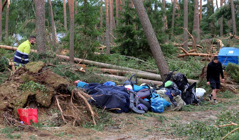 Strażakom pomógł przypadkowy bohater. Rzucił wszystko i pobiegł ratować dzieci 