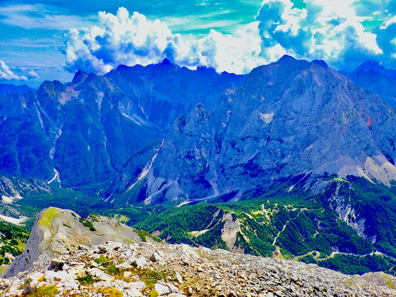 Prisank (na pierwszym planie po prawej) i Triglav (w oddali na prawo) ze szczytu Mala Mojstrovka