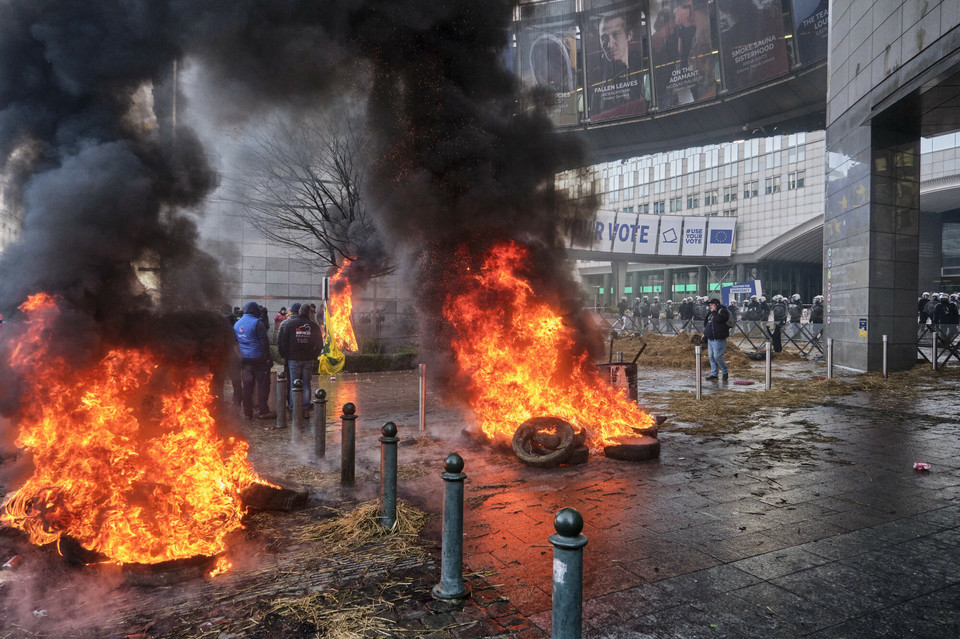 Rolnicy podpalili opony przed Parlamentem Europejskim