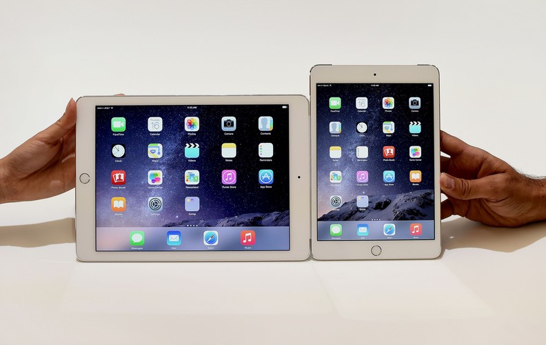 iPad Air 2 (po lewej) i iPad Mini 3 (po prawej)<br><br>Fotograf: Noah Berger / Bloomberg