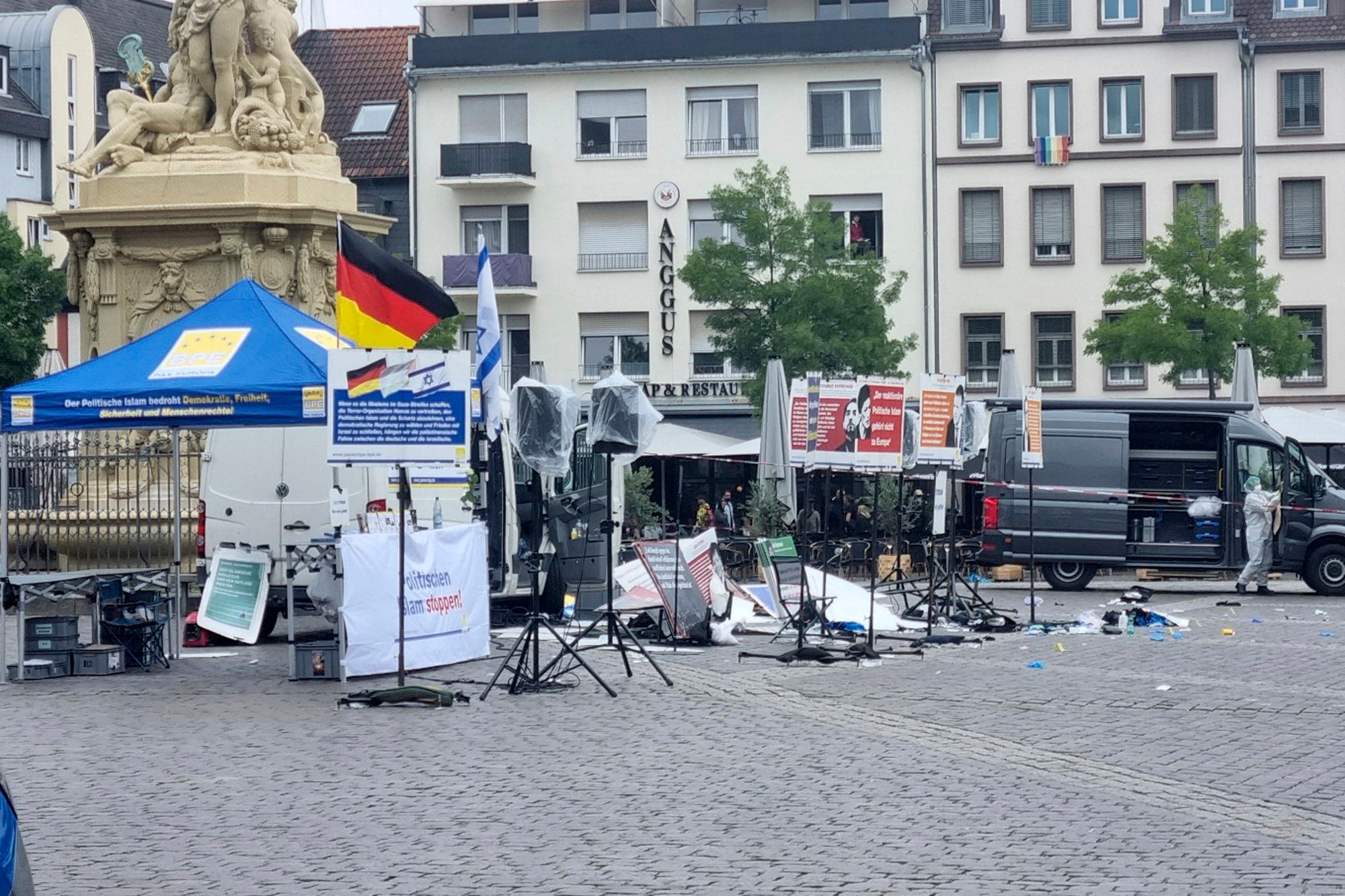 Forenzní experti zasahujú po incidente na námestí Marktplatz v nemeckom Mannheime.