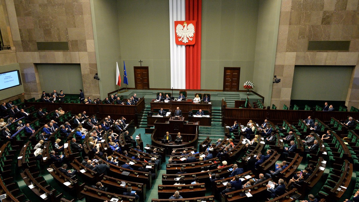 Informacja nt. sytuacji w Centrum Zdrowia Dziecka to jeden z głównych punktów posiedzenia Sejmu. Posłowie na początku obrad zdecydowali natomiast, że jutro zajmą się projektami zmian w prawie dot. TK. Sejm będzie kontynuował także prace nad projektem ustawy o działaniach antyterrorystycznych. Zachęcamy do śledzenia relacji live!