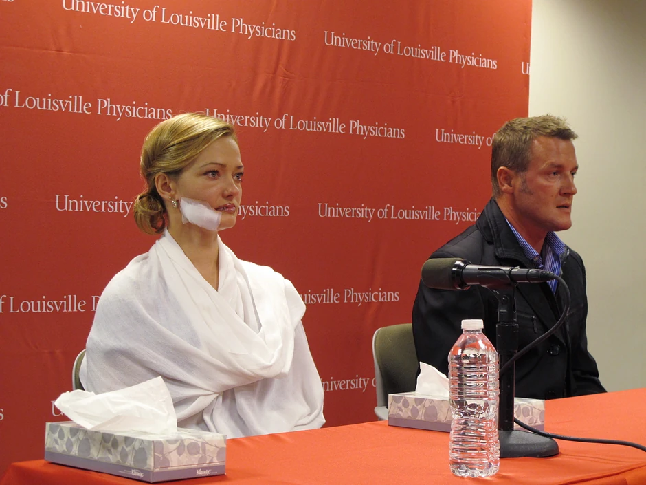 Kotevska i njen rođak Oleg Senik, koji joj je omogućio lečenje, na konferenciji za štampu