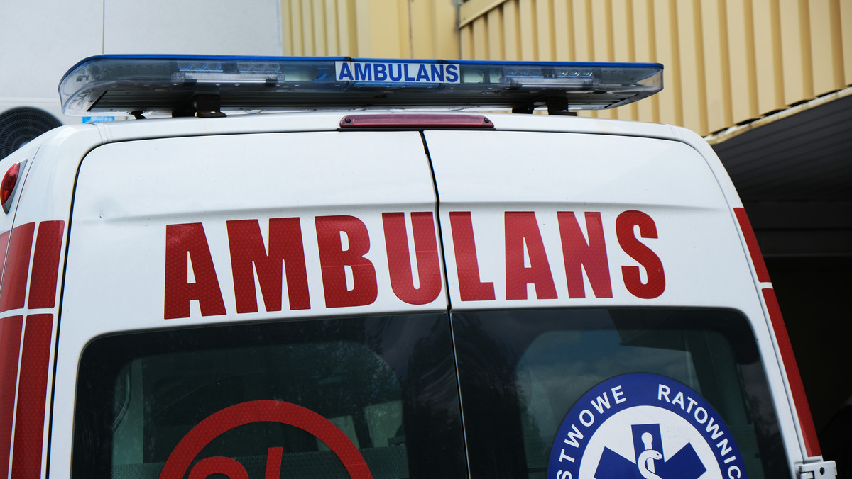Wypadek karetki z pacjentką w Warszawie. Trzy osoby trafiły do szpitala