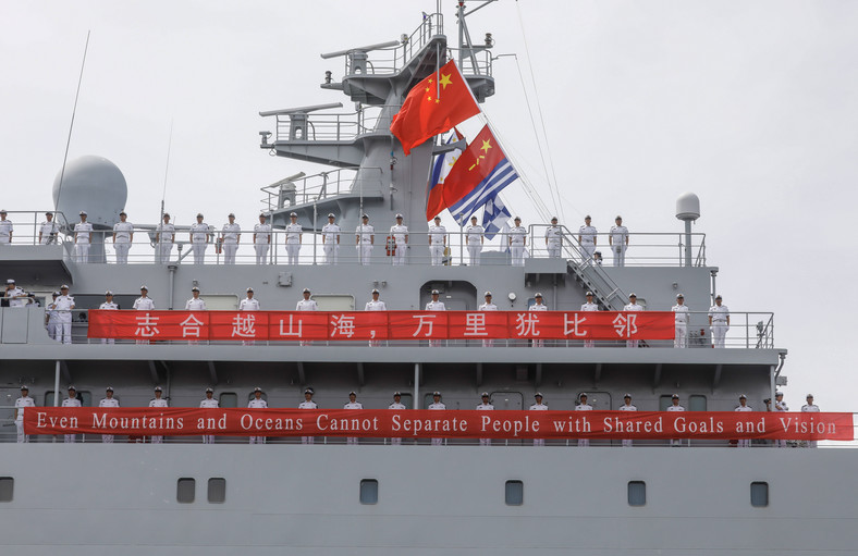Okręt Qi Jiguang przybywa do portu w Manili, Filipiny, 14 czerwca 2023 r.