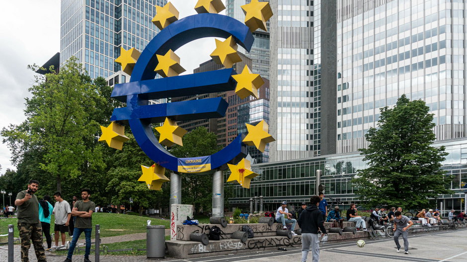 Pomnik symbolu waluty euro w pobliżu Europejskiego Banku Centralnego, we Frankrufcie nad Menem
