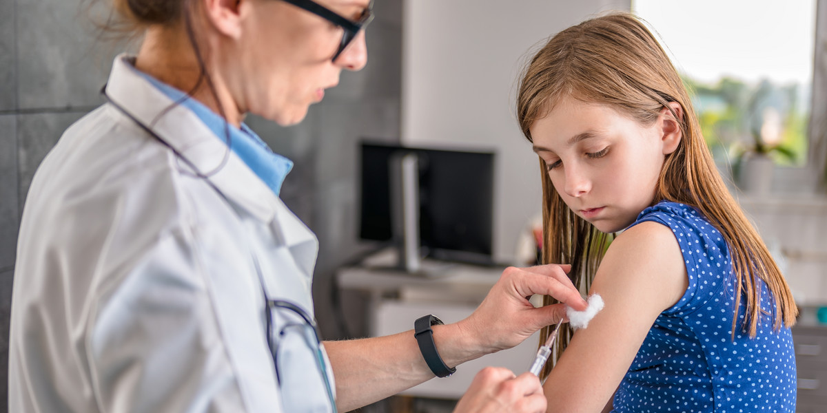 Kiedy ruszą szczepienia przeciw covid u dzieci? Pfizer zapowiada, że poda wyniki badań nad szczepionkami dzieci w wieku 5-11 lat w sierpniu. Prawdopodobnie agencje dopuszczające leki wydadzą swoje decyzje najwcześniej zimą.