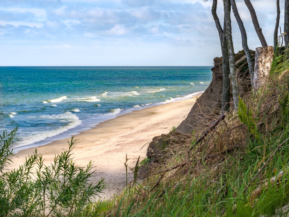 Malownicze polskie plaże bez tłumów. Gdzie się znajdują?