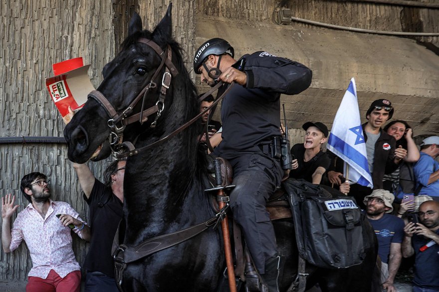 Policja konna pacyfikuje demonstrantów podczas wiecu przeciwko rządowej ustawie ograniczającej uprawnienia Sądu Najwyższego, Tel Awiw, 16 marca 2023 r.