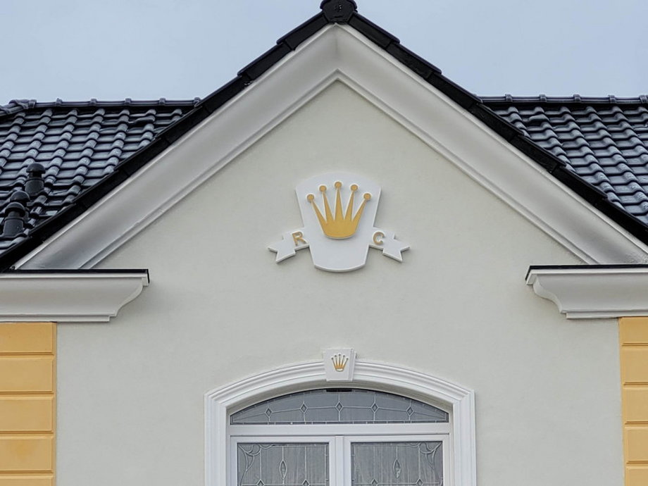 Logo firmy ze Szwajcarii króluje w szczecińskiej willi