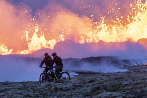 Erupcja wulkanu niedaleko Reykjavíku w lipcu 2023 r. przyciągnęła mieszkańców miasta. Wielu zdecydowało się na wyprawę rowerem
