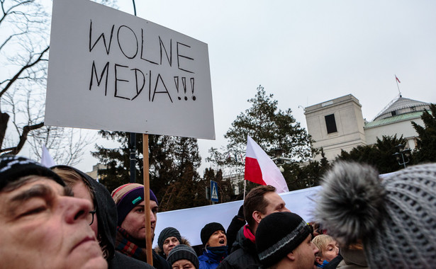 Zarzut za znieważenie pracownika telewizji. Pierwszy podejrzany w śledztwie dotyczącym wydarzeń przed Sejmem