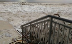 Silny wiatr i sztorm paraliżują polskie Wybrzeże. Przekroczone stany alarmowe wód Bałtyku. ZDJĘCIA