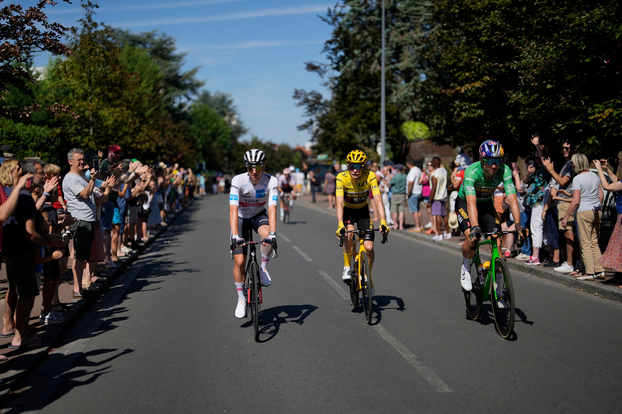 Na snímke zľava dánsky cyklista Jonas Vingegaard v žltom drese vedúceho pretekára v celkovom poradí, Belgičan Wout van Aert v zelenom drese najlepšieho šprintéra a Slovinec Tadej Pogačar v bielom drese najlepšieho pretekára do 25 rokov.
