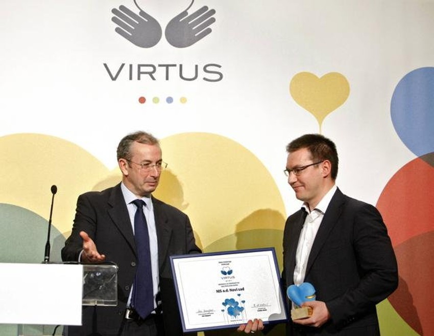 Majkl Devenport uručuje nagradu Kiruilu Kravčenku, generalnom direktoru NIS