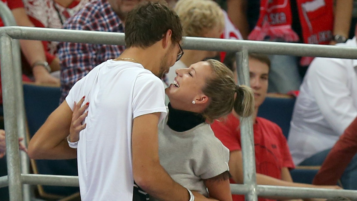 Miłość Jerzego Janowicza i Marty Domachowskiej wciąż kwitnie. W czwartek zakochani pojawili się na meczu siatkarskich mistrzostw świata, w którym reprezentacja Polski pokonała ekipę Włoch 3:1. Jak widać na zdjęciach, polska para tenisa nie była zainteresowana wyłącznie tym, co działo się na parkiecie...