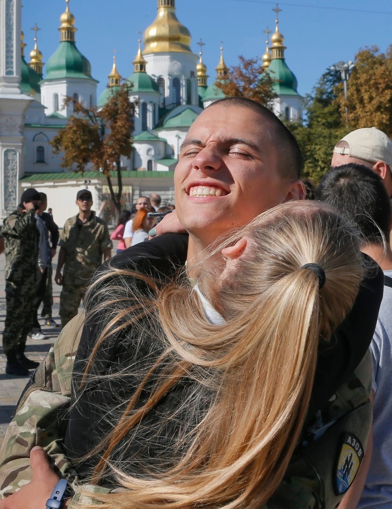 Radość, łzy wzruszenia i ulga. Tak witali powracających ze wschodu żołnierzy w Kijowie