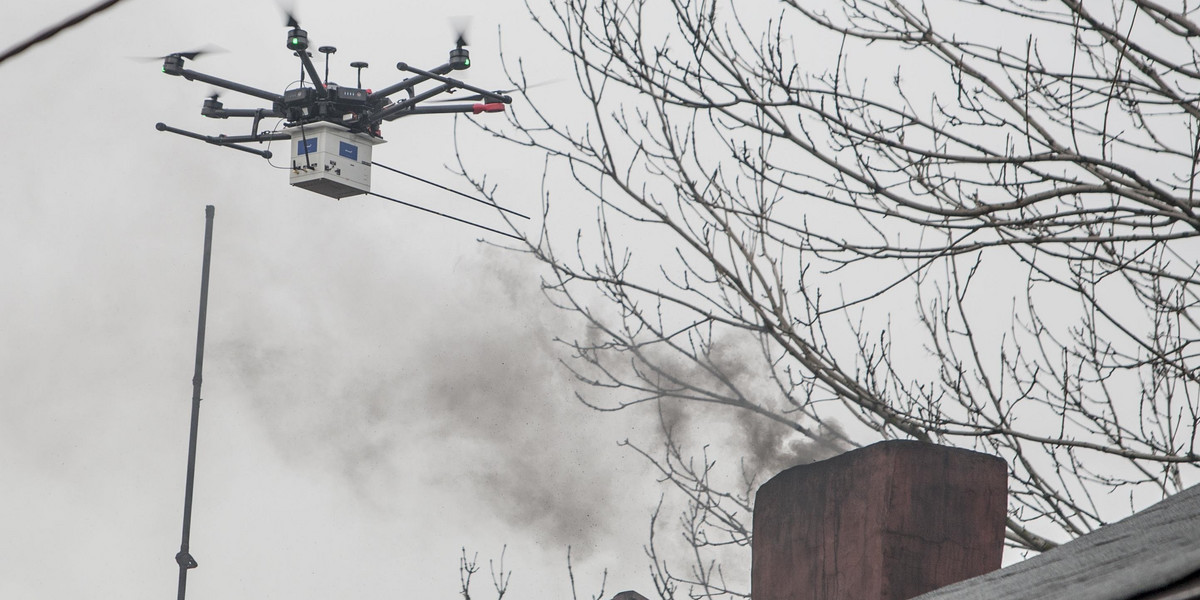 Katowice. Straż miejska wykorzystuje drony do badania spalin z kominów 