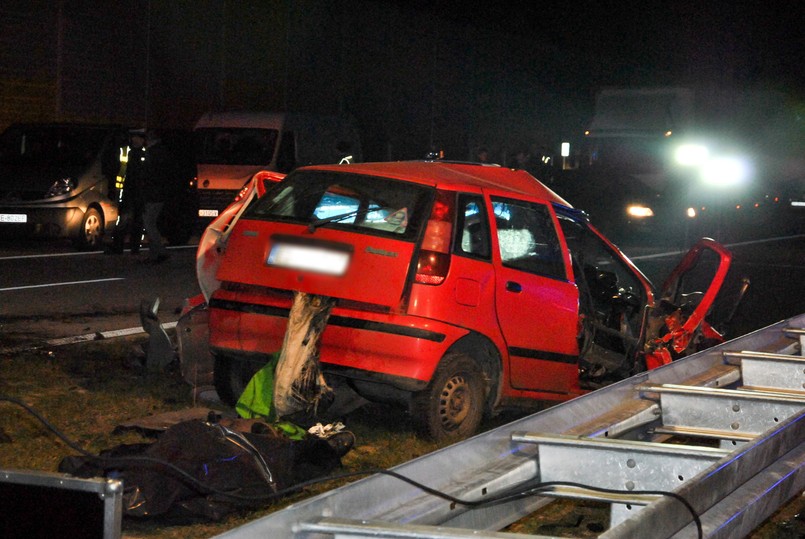 Tragiczny wypadek w miejscowości Kuśnie, na nowo otwartym odcinku drogi S8 w okolicy węzła Sieradz Południe. Zginęły trzy osoby, a jedna została ranna. Kierowca fiata punto wjechał na węźle pod prąd i po przejechaniu około 5 km, zderzył się czołowo ze skodą.