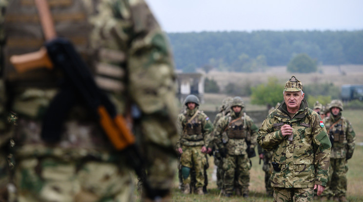 Bozó Tibor vezérőrnagy, a Magyar Honvédség Tartalékképző és Támogató Parancsnokság parancsnoka értékeli a tartalékos katonák hadgyakorlatát a bemutató napján a Veszprém megyei Újdörögdön 2021. október 7-én / Fotó: MTI/Vasvári Tamás