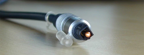Standard 100 Gigabit Ethernet wykorzystuje oczywiście światłowody