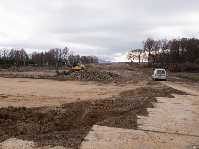 Budowa drogi ekspresowej S-1 - odcinek Dankowice - węzeł Suchy Potok - zdjęcia z poziomu ziemi - 17.11.2022 - autor: GDDKiA