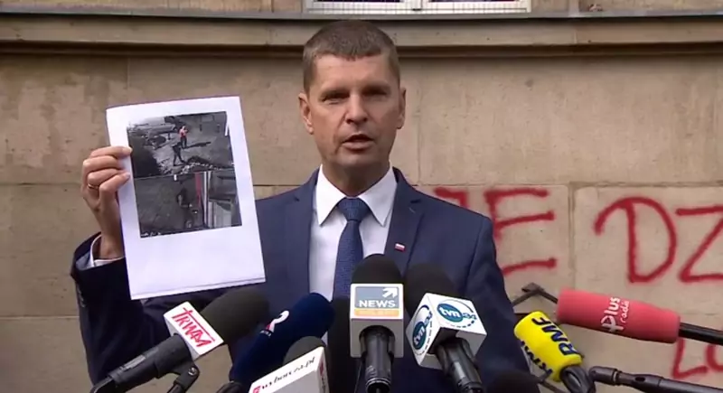 Minister Piontkowski na tle budynku MEN z imonami zaszczutych dzieciaków LGBT