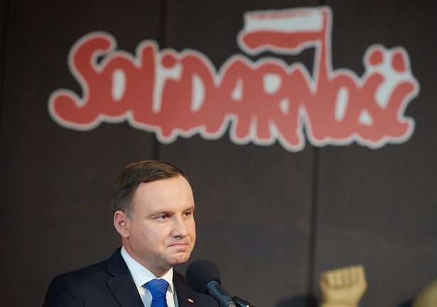 Prezydent Andrzej Duda przemawia w historycznej sali BHP Stoczni Gdańskiej