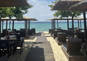 Ležaljka, suncobran, kafa, voda za 5 evra! Hit ponuda u omiljenom letovalištu Srba