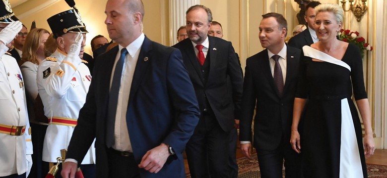 Tłum skanduje "konstytucja". A Pierwsza Dama dyryguje i podskakuje. Sasin: Podoba mi się zachowanie prezydentowej
