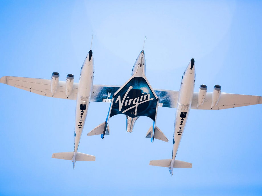 VMS Eve wynosi VSS Unity (w środku samolotu) w niebo. 