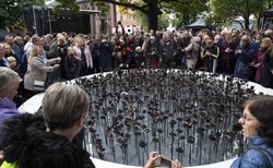 Żelazne Róże w Oslo. Odsłonięto niezwykły pomnik ku czci ofiar Breivika