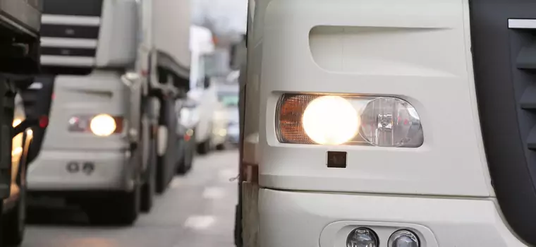 Młodzież za kierownicą samochodów osobowych i ciężarówek. Europejska instytucja bije na alarm