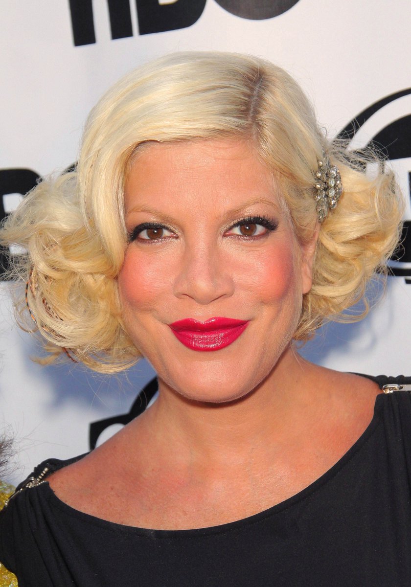 Wszystkie oblicza Tori Spelling. Co się stało z jej twarzą?