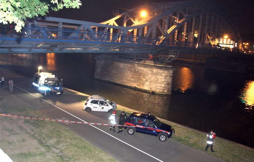 Kraków: Auto ochroniarzy spadło z mostu! Jak na filmie!