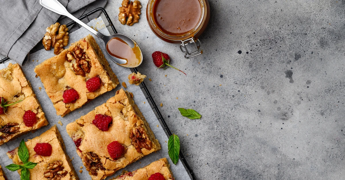 Białe brownie z owocami sezonowymi. Przepis na bardzo szybkie ciasto