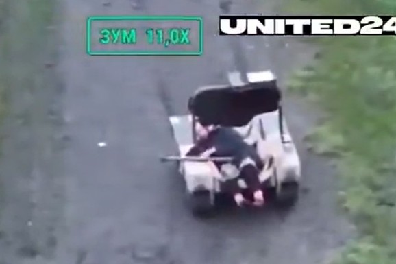 (VIDEO) "SEDI, BAKO!" Robot spasao stariju ženu koja je hodala pored TELA KOMŠIJA u ratnoj zoni: Vozio je 4 SATA putem na koji su padale BOMBE: O ovom snimku pričao ceo svet