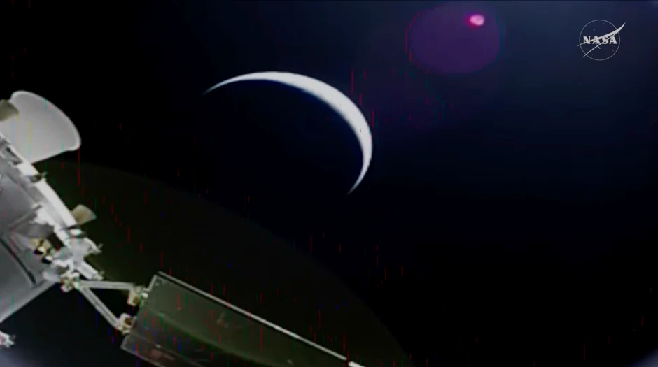 NASA-ina letelica Orion sa Zemljom u pozadini.