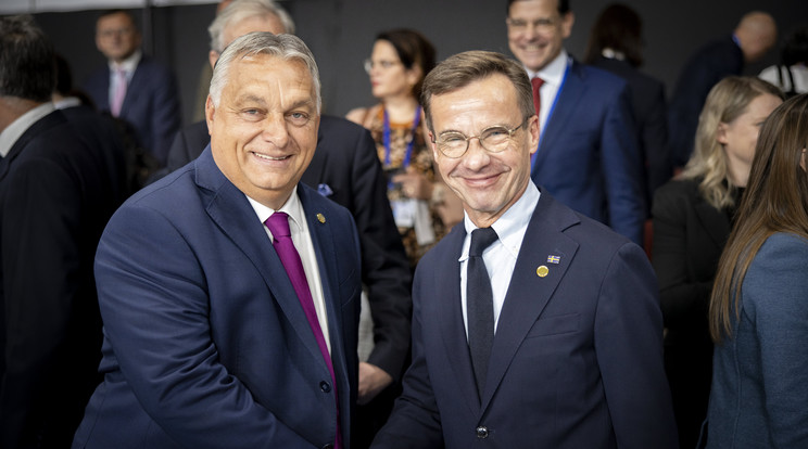 Látszólag minden a helyén van a svéd -magyar kapcsolatokban.  Orbán Viktor kormányfő (b) és Ulf Kristersson svéd miniszterelnök az Európai Politikai Közösség (EPC) harmadik csúcstalálkozóján  mosolyogva szorongatja egymás kezét /Fotó: .MTI/Miniszterelnöki Sajtóiroda/Fischer Zoltán