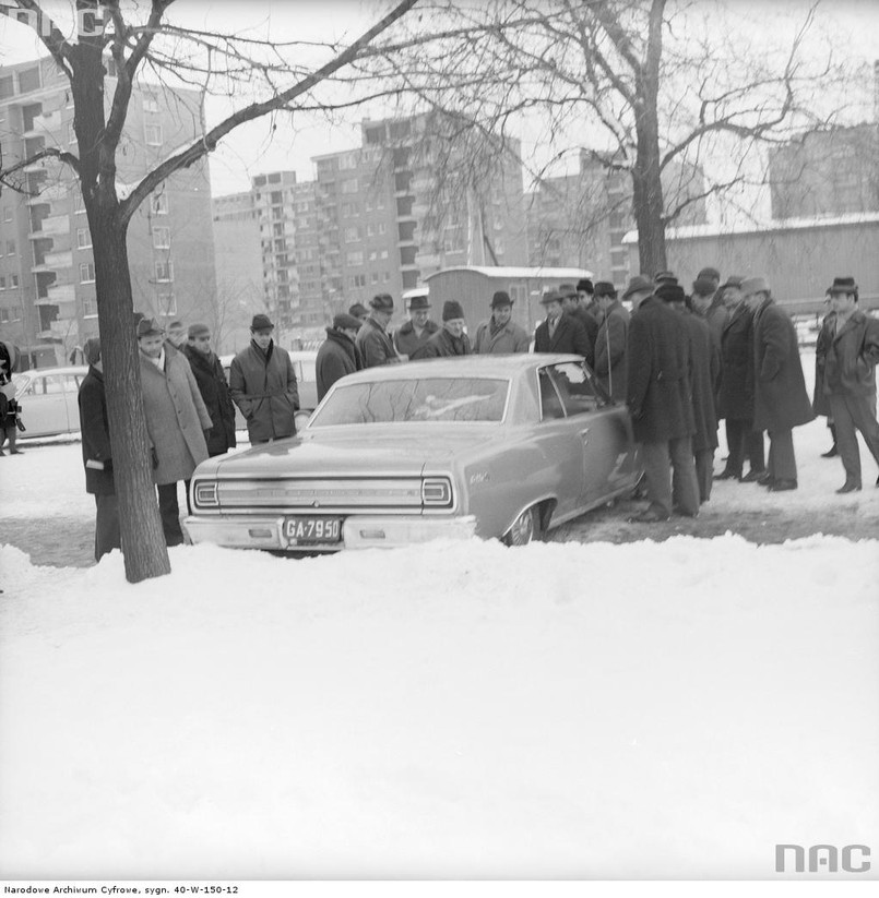 Tłum kupujących ogląda chevroleta malibu. W Polsce amerykańskie marki zawsze cieszyły się wielką estymą i nawet w latach komunizmu Polacy chętnie sprowadzali samochody z Ameryki. Po 1956 roku Chevrolety zaczęły przybywać do Polski głównie w ramach importu prywatnego, często zwanego "marynarskim". Prasa w 1962 roku szacowała, że "w ostatnich latach sprowadzono do kraju co najmniej 3 tys. samochodów". Auta przywozili nie tylko mający częsty kontakt z zagranicą marynarze, ale również technicy i lekarze wracający z zagranicznych kontraktów, dyplomaci, a także krewni z Ameryki, transportując amerykańskie "krążowniki szos" na pokładzie Batorego.